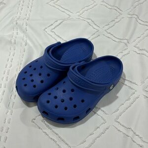 BARELY WORN blue crocs!
